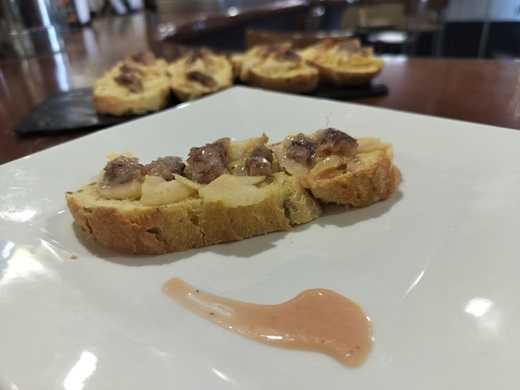 CAFETERÍA YOVOY. Nombre: Sardinojo. Tosta de maíz, hinojo marinado con naranja, sardina ahumada y crema de verdejo Cuatro Rayas ácida-dulce. Tapa Verdejo Cuatro Rayas. ( PUEDE AMPLIARSE)